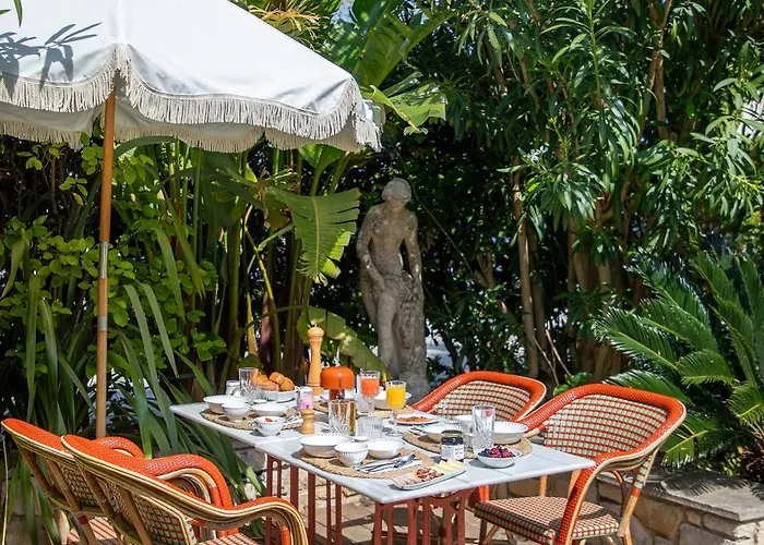 Hotel De Silhouette 4*